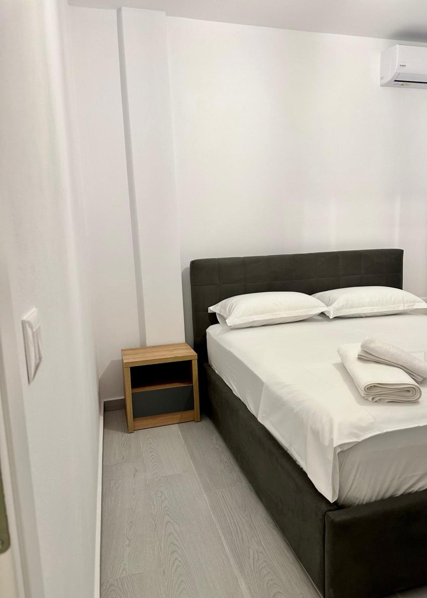 Duka Apartments Sarandë Esterno foto